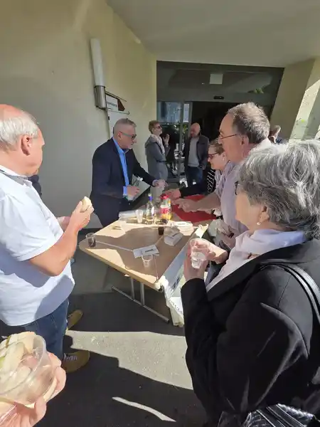 Teilnehmer der AVIS Veranstaltung vor der Kirche in Frauenfeld nach dem Gottesdienst